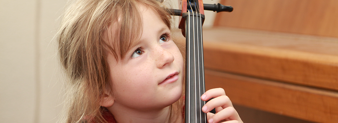 Mädchen mit Cello beim Musikunterricht. Tag der offenen Tür.